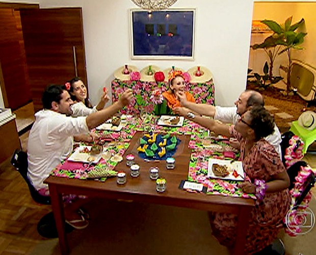 Clima de descontração toma conta do jantar praiano oferecido por Ane (Foto: Mais Você / TV Globo)