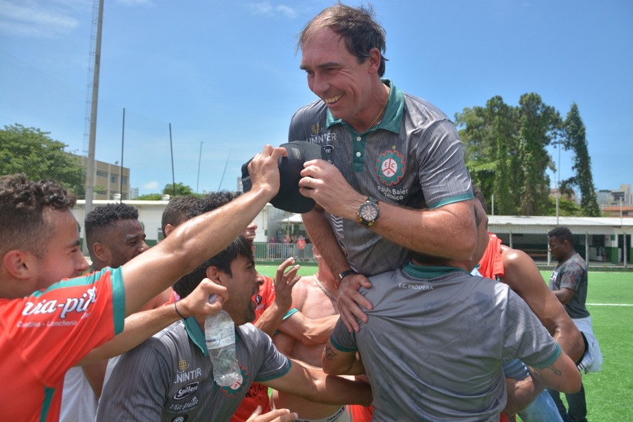 Acesso, tÃ­tulo e seleÃ§Ã£o: em primeiro ano como tÃ©cnico, Paulo Baier Ã© destaque em SC