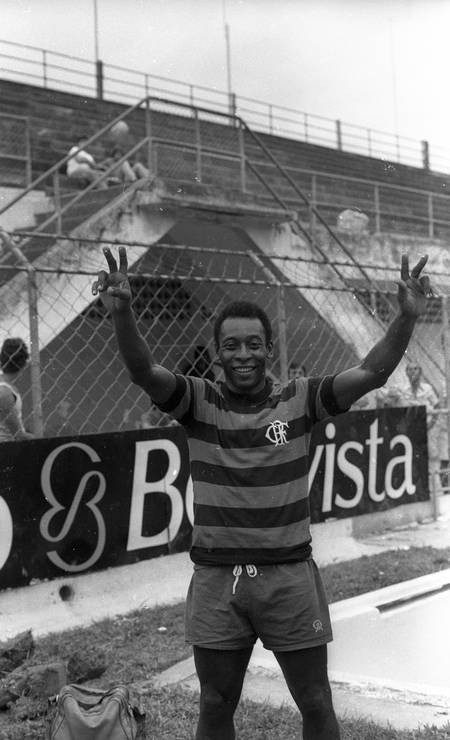 Com a camisa rubro-negra, Pelé treina na Vila Belmiro para o jogo amistoso entre Flamengo e Atlético-MG, em benefício dos flagelados da enchente em Minas Gerais  — Foto: Iugo Koyama / Agência O Globo