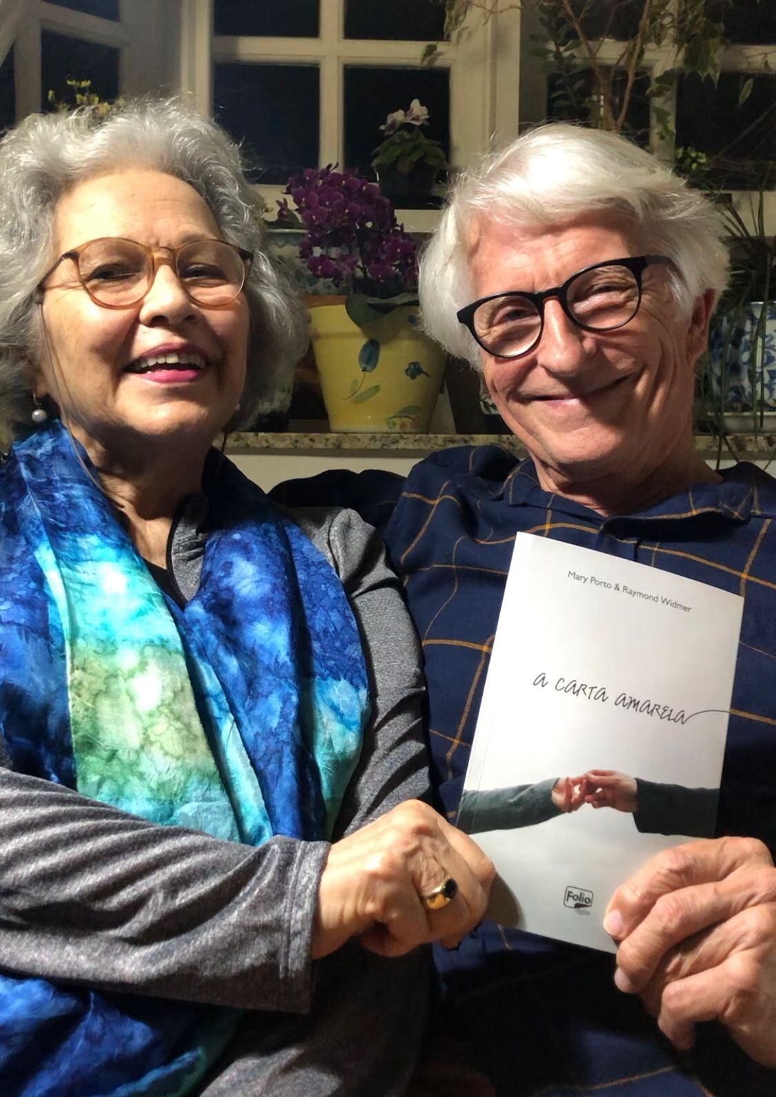 Mary e Raymond com o livro que escreveram juntos: A Carta Amarela (Foto: Divulgação)