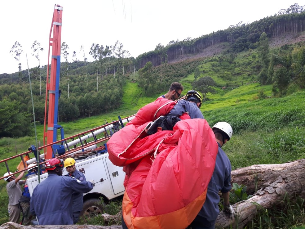 Bombeiros retiraram paraglider de fios de alta tensão em Poços de Caldas (MG) — Foto: Copo de Bombeiros