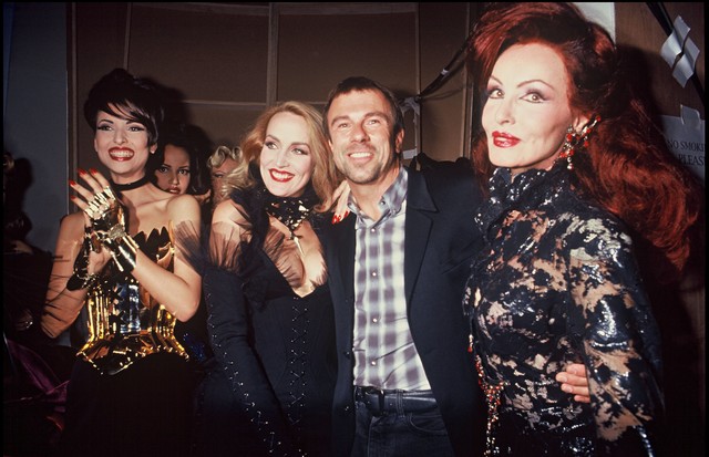 Jerry Hall - Haute Couture fashion show fall winter 1992-1993 collection. with Thierry Mugler (Photo by Bertrand Rindoff Petroff/Getty Images) (Foto: Getty Images)
