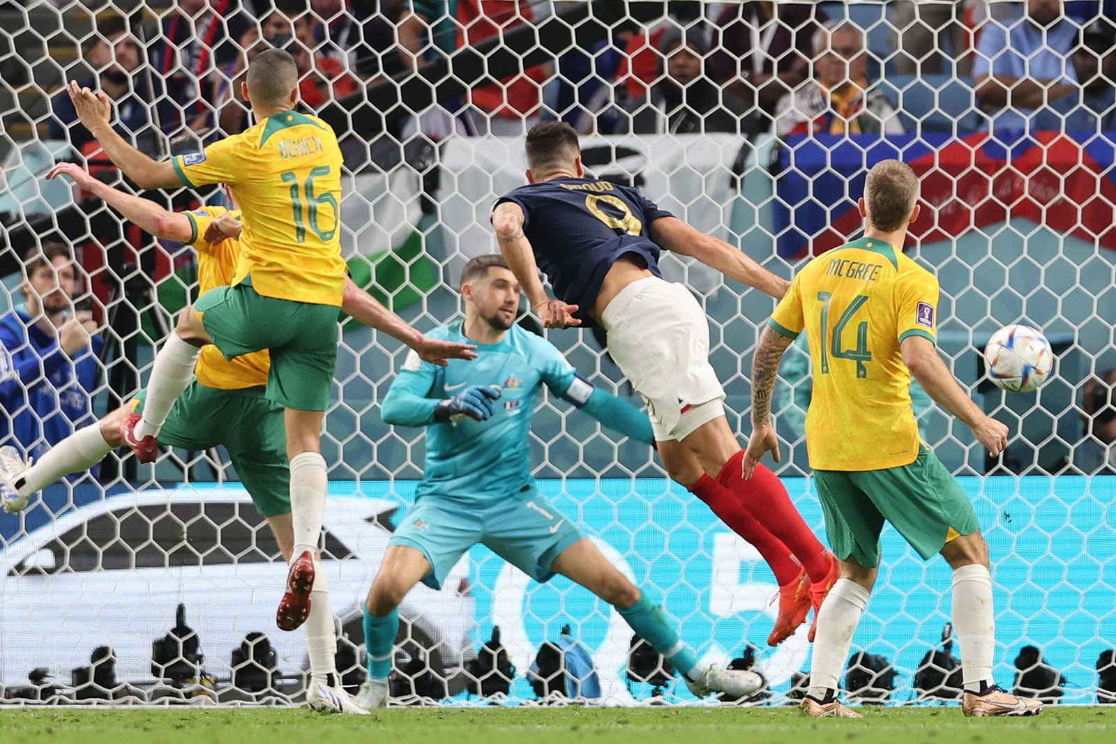 Olivier Giroud cabeceia e marca o quarto gol da França  — Foto: Adrian DENNIS / AFP