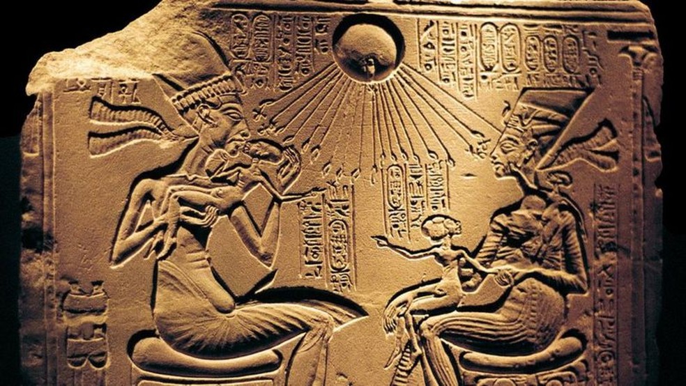 O casal real, Aquenáton e Nefertiti, em uma cena familiar com suas filhas, todos iluminados pelo disco solar — Foto: BBC