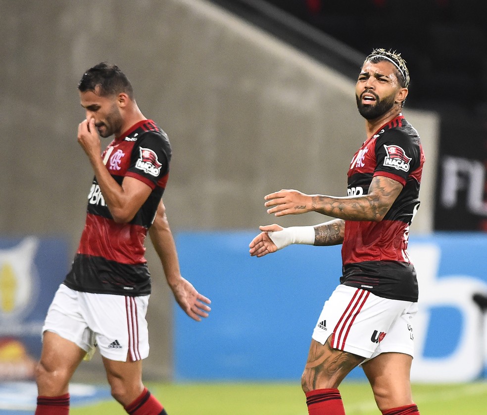 Thiago Maia e Gabigol, do Flamengo, em ação contra o Atlético-GO — Foto: André Durão