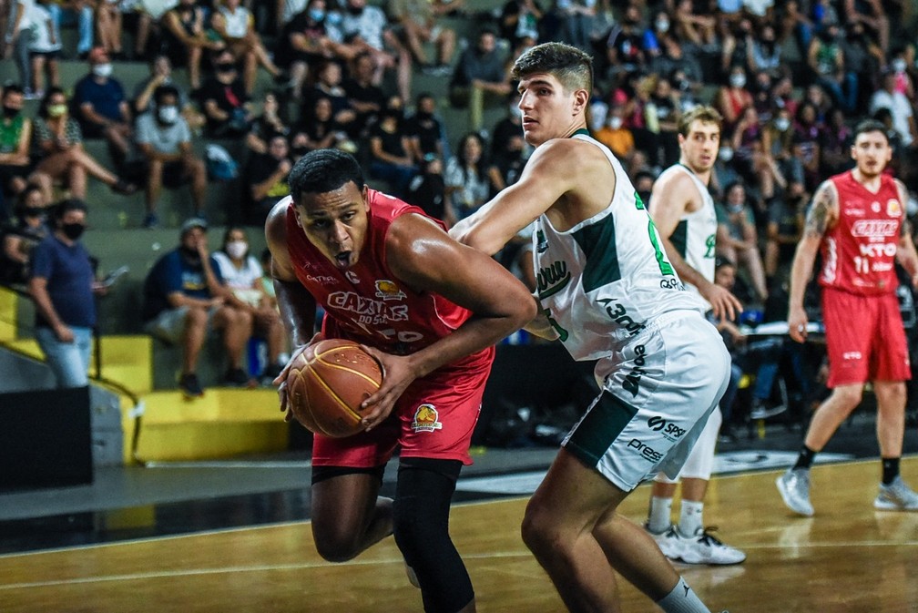 Lance da partida entre Bauru Basket e Caxias, disputada no ginásio Panela de Pressão, em Bauru — Foto: Victor Lira/Bauru Basket