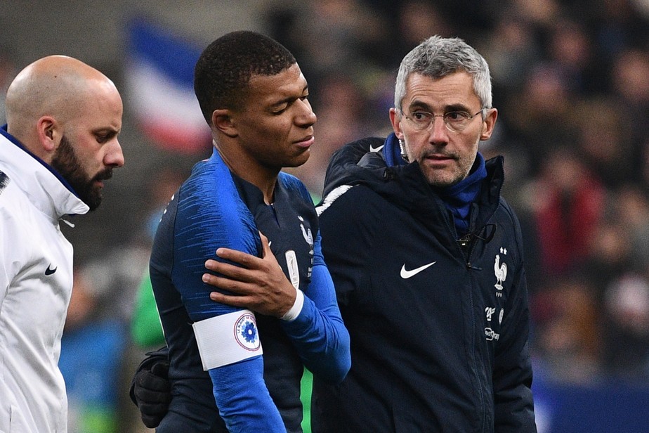 MbappÃ© sofre lesÃ£o no ombro, deixa amistoso da FranÃ§a e preocupa o PSG