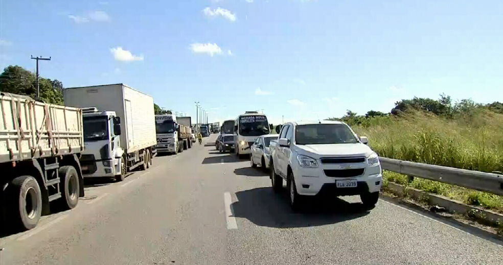 Trechos bloqueados por caminhoneiros no Ceará chega a 14, segundo a PRF-CE. No Eusébio muita lentidão. (Foto: Reprodução/TV Verdes Mares)