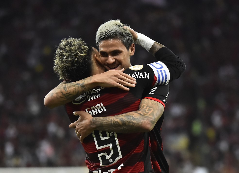 Tendência é de que o Flamengo tenha a dupla Gabigol-Pedro contra o Santos — Foto: André Durão/ge