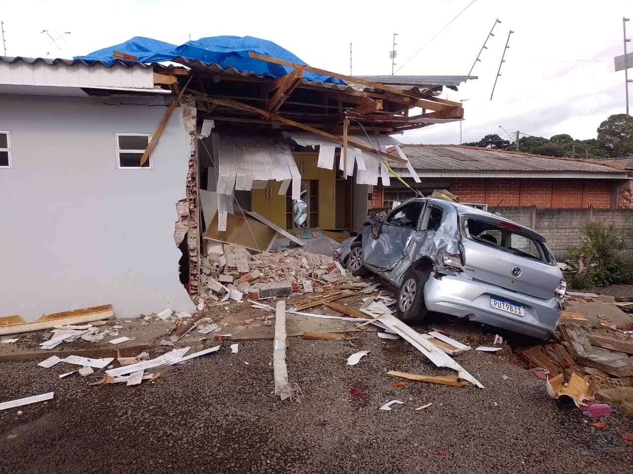 Caminhão desgovernado invade casa, e menina de 3 anos fica levemente ferida em Guarapuava