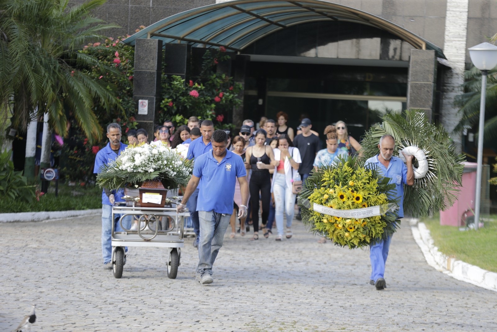 Corpos de pai, mãe e quatro filhos foram velados e sepultados em São Gonçalo, sob forte comoção de parentes — Foto: Domingos Peixoto/Agência O Globo