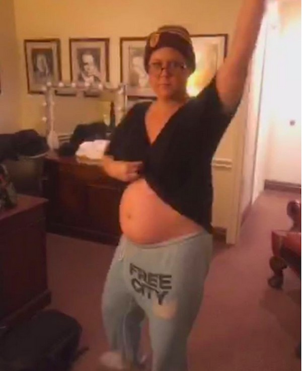 A atrizAmy Schumer mostrando a barriga de grávida (Foto: Instagram)
