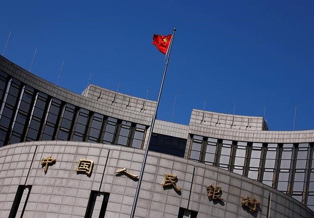 Bandeira nacional chinesa na sede do Banco do Povo da China, o banco central chinês, em Pequim, China ; PIB da China ; economia chinesa ; economia da China (Foto: Petar Kujundzic/Reuters)