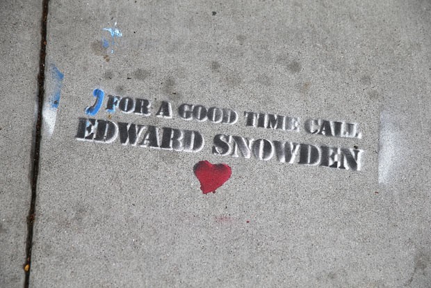 Grafite presta homenagem a Edward Snowden nesta terça-feira (11) em calçada em San Francisco, na Califórnia (Foto: AFP)