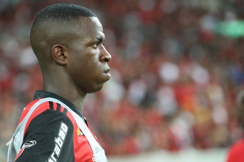 Vinicius observa o jogo ainda do aquecimento (Foto: Gilvan de Souza)