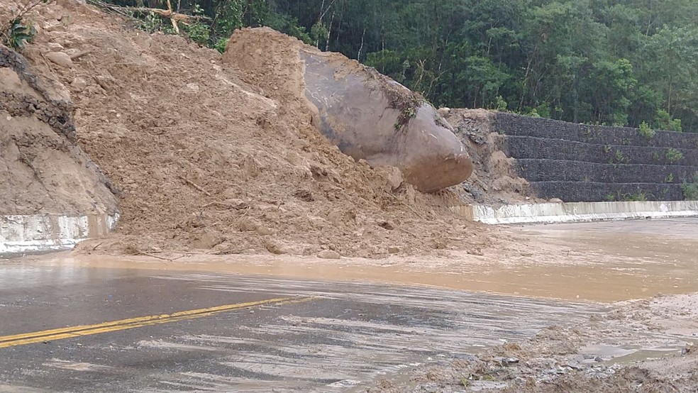 Novo deslizamento de terra e rocha foi registrado no dia 15 de abril, na rodovia Mogi-Bertioga (Foto: Divulgação/Polícia Rodoviária)