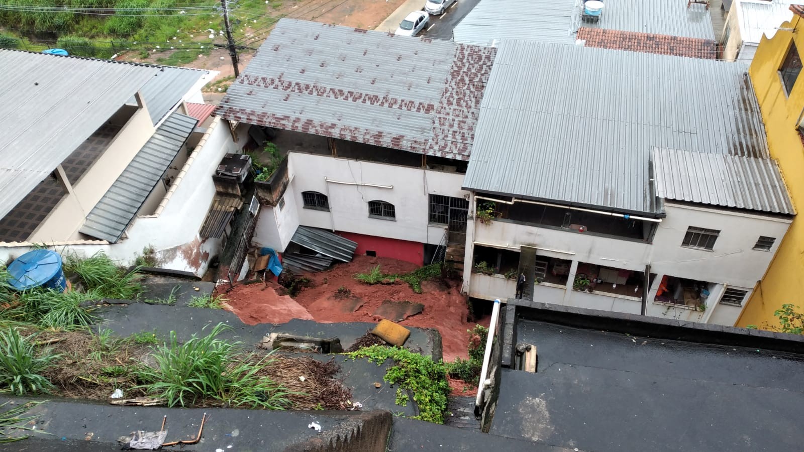 Chuva provoca deslizamentos de terra e deixa desalojados em 2 bairros de Juiz de Fora