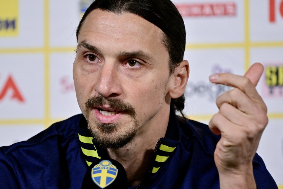 Ibrahimovic vai desfalcar a Suécia contra a República Tcheca — Foto: Jonas Ekstromer/AFP