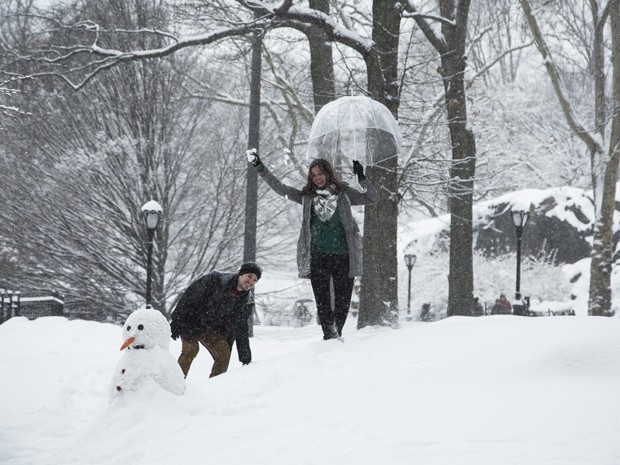 Bruna Marquezine e Maurício Destri se divertem gravando na neve do Central Park (Foto: Raphael Dias/Gshow)