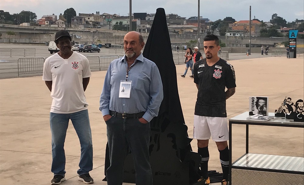 Diretor do Corinthians fala em negociação por  patrocínio máster e naming rights da Arena