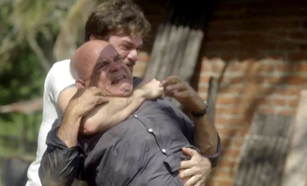 Beto impede que Galdino mate Belmiro (Foto: TV Globo)