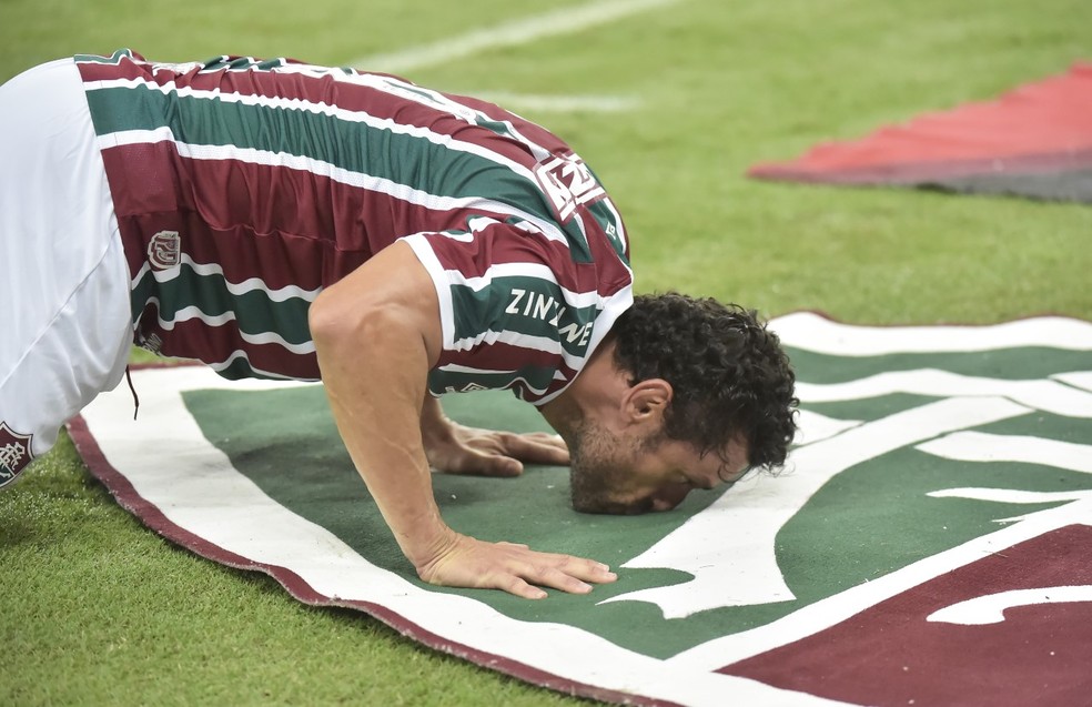 Fred beija o escudo do Fluminense após se isolar na artilharia da Copa do Brasil - Fluminense x Vila Nova — Foto: André Durão