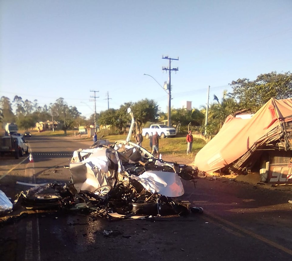 Acidente Entre Carro E Caminhao Deixa Homem Morto No Sul Catarinense Santa Catarina G1