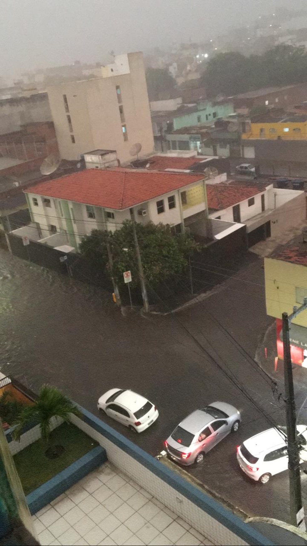 Rua alagada no bairro Maurício de Nassau — Foto: WhatsApp/Reprodução