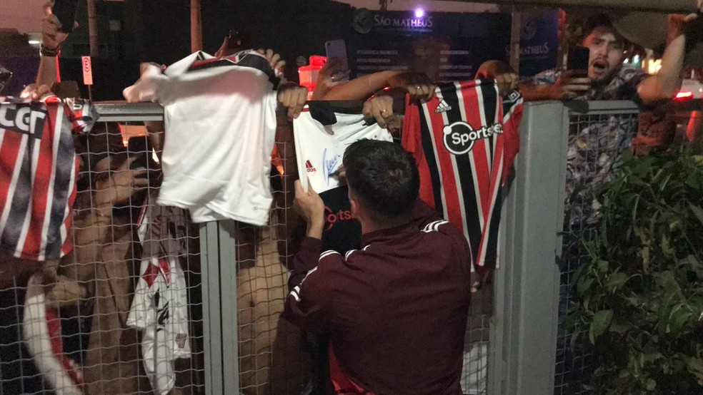 São Paulo chega a Goiânia com festa da torcida; veja relacionados