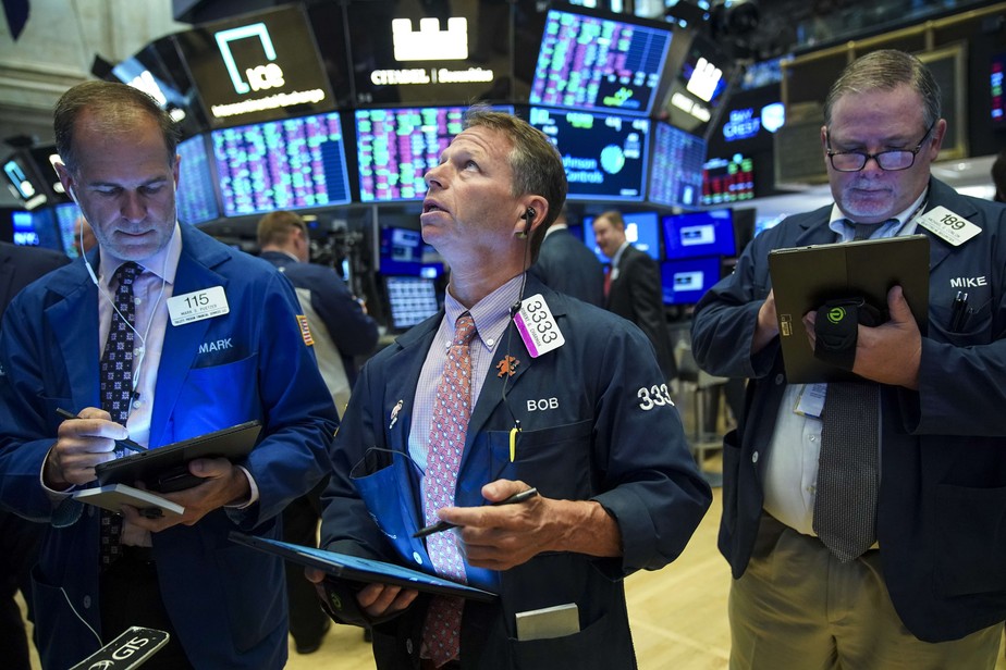 Operadores na Bolsa de Nova York: mercado tem dia de perdas