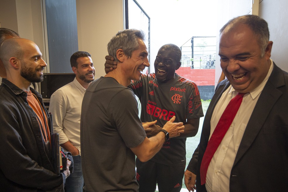 Paulo Sousa é cumprimentado por Denir, um dos mais tradicionais funcionários do Flamengo — Foto: Alexandre Vidal/CRF