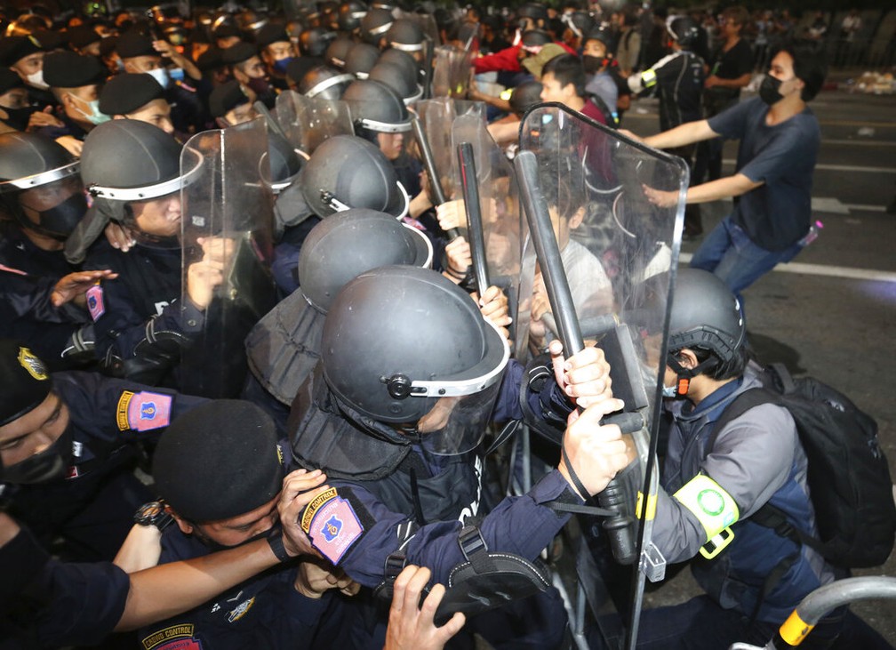 Manifestantes enfrentam a polícia durante protesto em Bangcok, na Tailândia, nesta quinta-feira (15) — Foto: Rapeephat Sitichailapa/AP