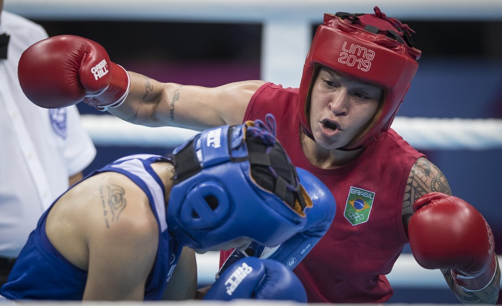 Beatriz Ferreira ataca a argentina Dayana Erika Sanchez — Foto: Jonne Roriz/COB