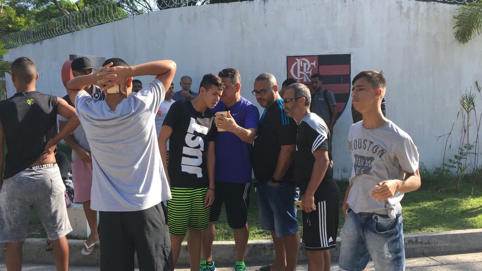 Familiares buscam not&iacute;cias na porta do Ninho do Urubu sobre as v&iacute;timas &mdash; Foto: Andr&eacute; Dur&atilde;o