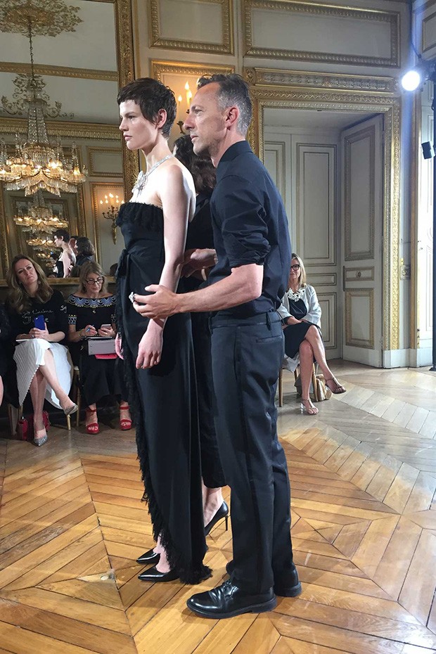 Olivier Saillard (pictured right), avant-garde Director of the Musée Galliera in Paris, conceived and performed in the Boucheron 2016 Haute Joiallerie presentation (Foto: Julien Mignot)