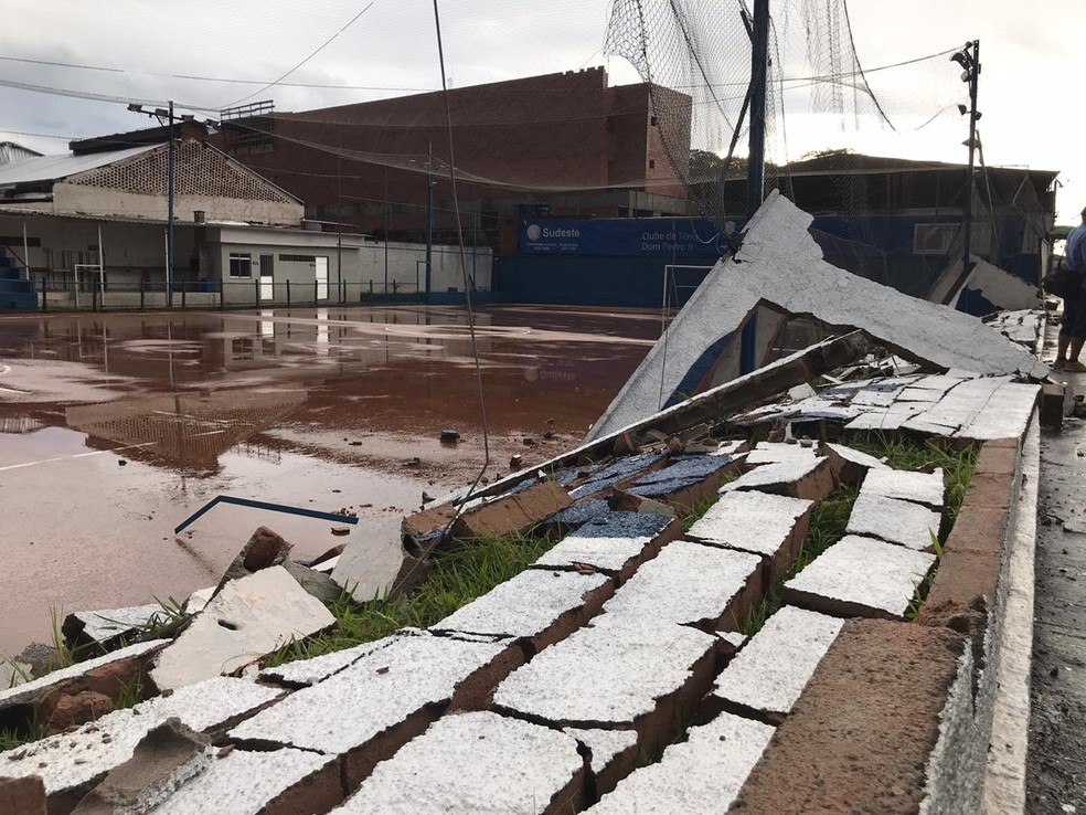 Um muro caiu na Avenida Brasil durante a chuva em Juiz de Fora — Foto: Ester Vallim/G1