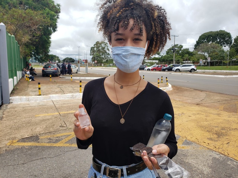 Joice Pereira da Silva, de 19 anos, saiu de casa preparada para o Enem digital com chocolate, água e álcool em gel — Foto: G1 DF
