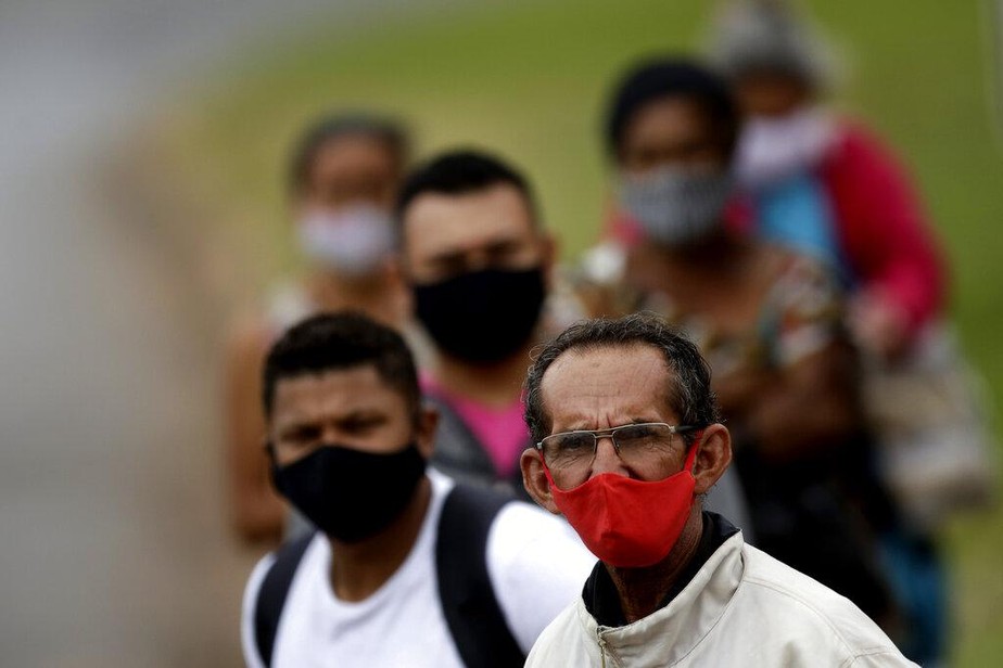 Pessoas com máscaras em Valparaíso, a 40 km de Brasília; coronavírus no Brasil; covid-19