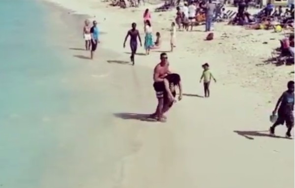 O resgate feito por Alex Brovarnick em uma praia nas Bahamas (Foto: Instagram)