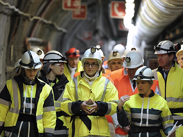La ministre française de l'Ecologie Delphine Batho (au centre) visite le laboratoire souterrain de l'Agence nationale de gestion des déchets radioactifs (Andra) à Bure, dans l'est du pays, le 4 février (Photo : Jean Chistophe Verhaegen/AFP)