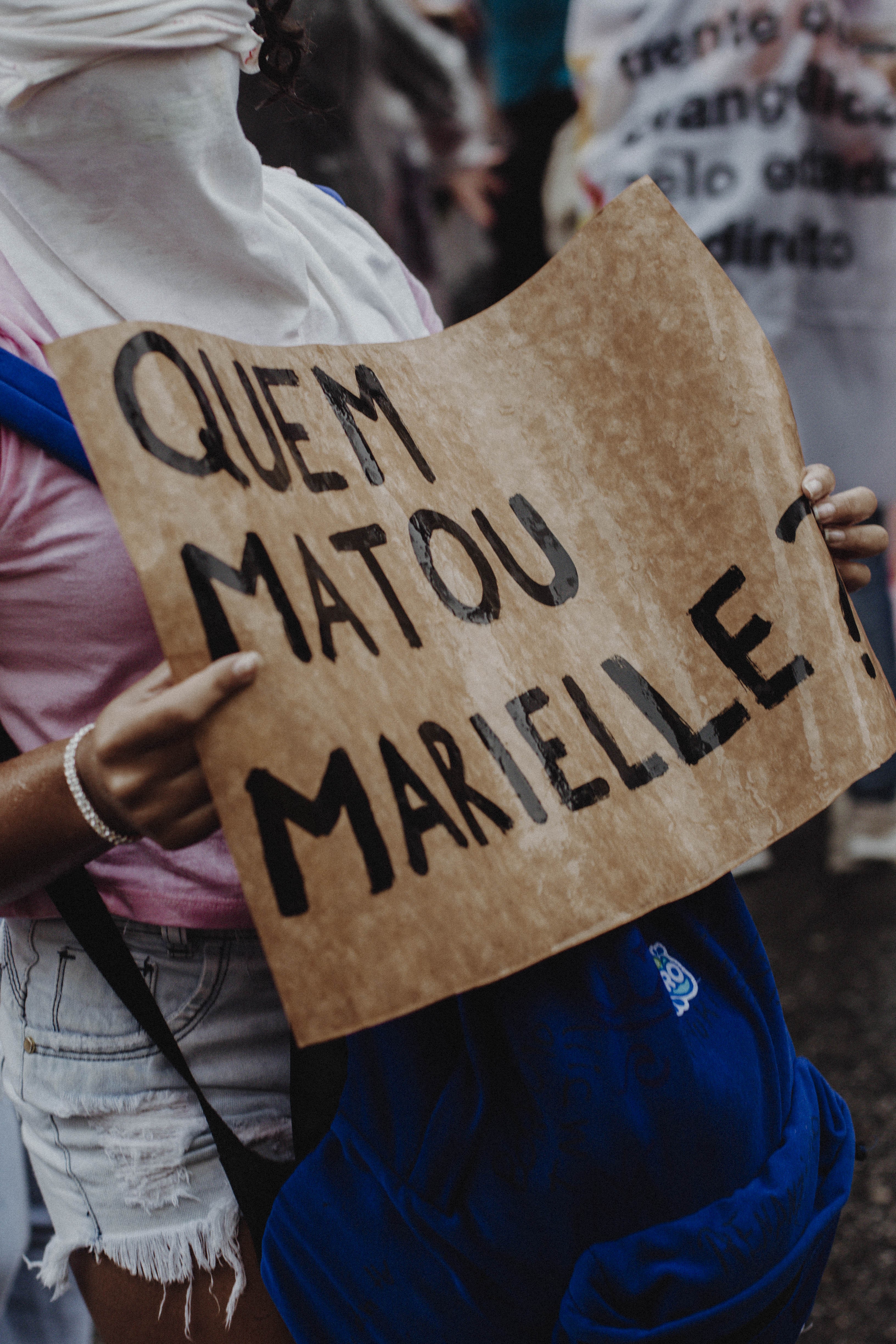 Cartaz lembra a morte da vereadora (Foto: Marie Claire)