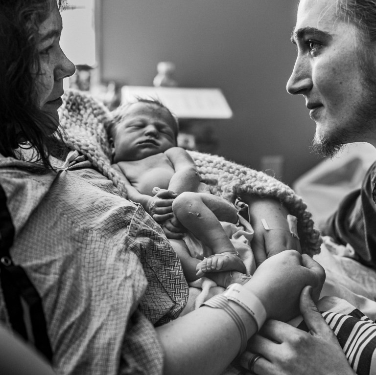 Karissa Gray, dos EUA, captou o momento terno em que uma mãe embala seu bebê recém-nascido e olha para o parceiro após o parto (Foto: Karissa Gray)