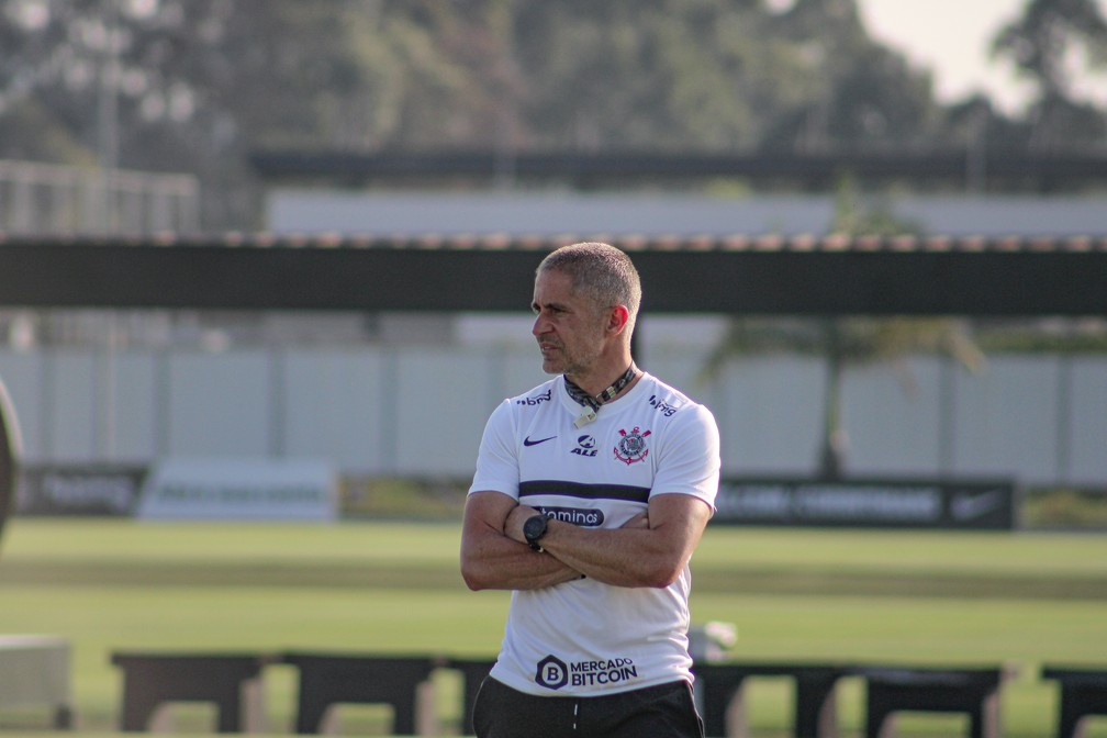 Sylvinho supera aproveitamento dos três antecessores no Corinthians