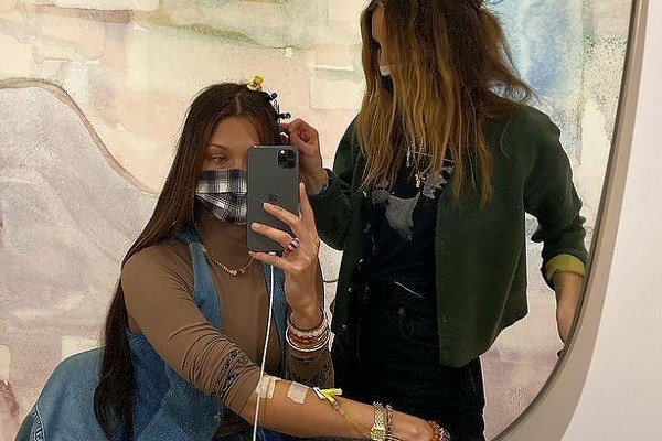 A modelo Bella Hadid passando por tratamento contra Doença de Lyme (Foto: Instagram)