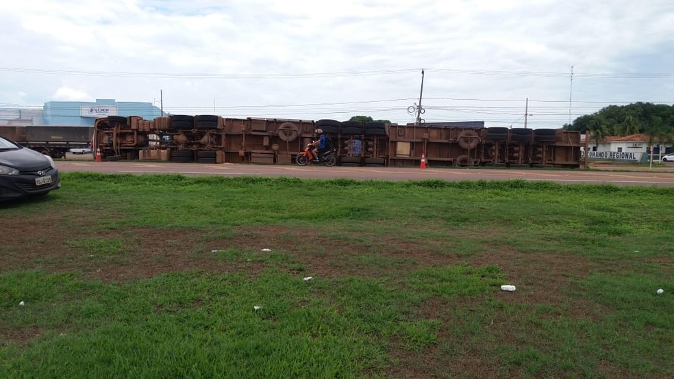 Caminhão ficou caído às margens de BR-163, em Sinop (MT) — Foto: Reprodução/TVCA