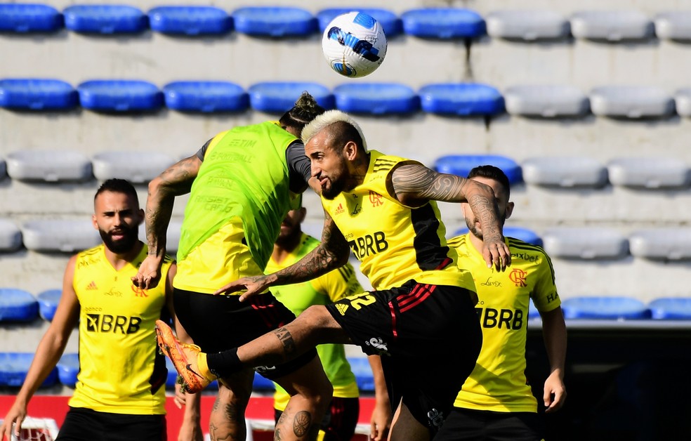 Dorival J&uacute;nior deu muita aten&ccedil;&atilde;o &agrave; bola parada no Flamengo nos treinos em Guayaquil &mdash; Foto: Marcos Ribolli