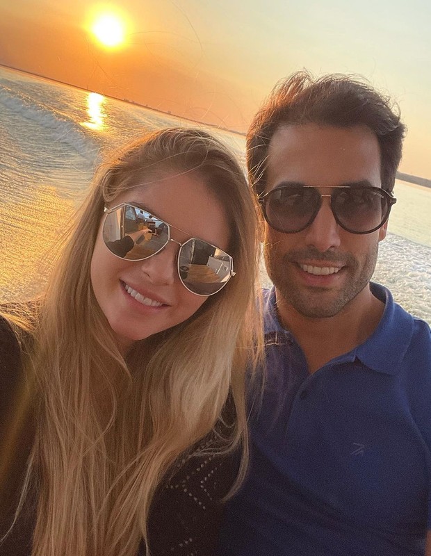 Bárbara Evans curte passeio de barco com o marido, Gustavo Theodoro (Foto: Reprodução/Instagram)