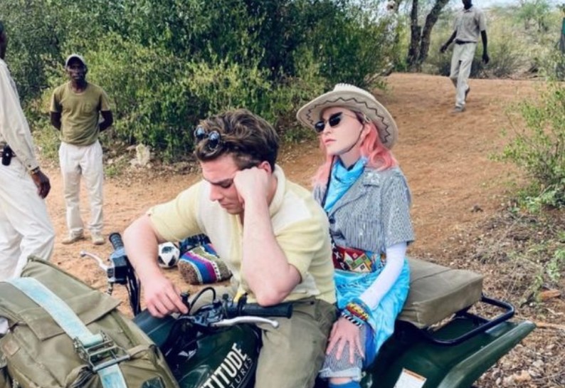 A cantora Madonna em sua passagem pelo Quênia na companhia de um dos filhos (Foto: Instagram)