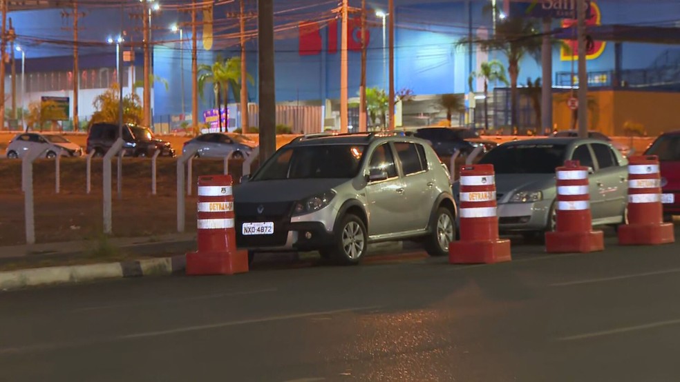 Primeiro motorista chegou às 03h30 no posto drive-thru de Águas Claras, no DF — Foto: TV Globo/Reprodução