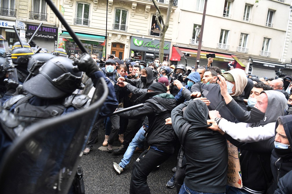 Manifestantes entram em confronto com a polícia durante o Dia do Trabalho, em Paris, na França — Foto: Alain Jocard/AFP